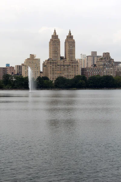 New york city central parku nad jeziorem — Zdjęcie stockowe