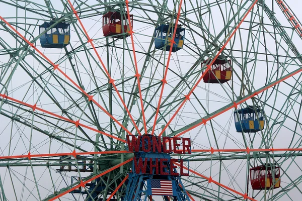 Wonder Wheel located at Deno's Wonder Wheel Amusement Park in Co — Stock Photo, Image