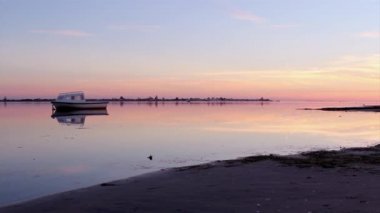 günbatımı, ria formosa doğal koruma bölge whit cabo de santa maria deniz feneri (Standart Adası) arka plan, algarve, Portekiz.