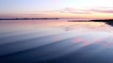günbatımı, ria formosa doğal koruma bölge whit cabo de santa maria deniz feneri (Standart Adası) arka plan, algarve, Portekiz.