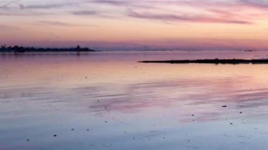 günbatımı, ria formosa doğal koruma bölge whit cabo de santa maria deniz feneri (Standart Adası) arka plan, algarve, Portekiz.