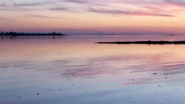 Zonsondergang in ria formosa natuurlijke instandhouding regio whit cabo de santa maria vuurtoren (farol eiland) in de achtergrond, algarve, portugal. — Stockvideo