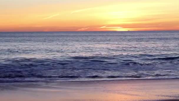 Atardecer en Vale do Lobo famosa playa, Algarve, Portugal . — Vídeo de stock