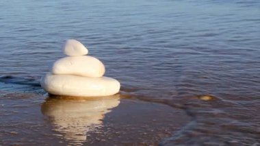 Zen stili ve deniz dalgaları taşlar