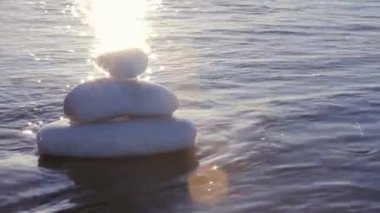 Zen stili ve deniz dalgaları taşlar