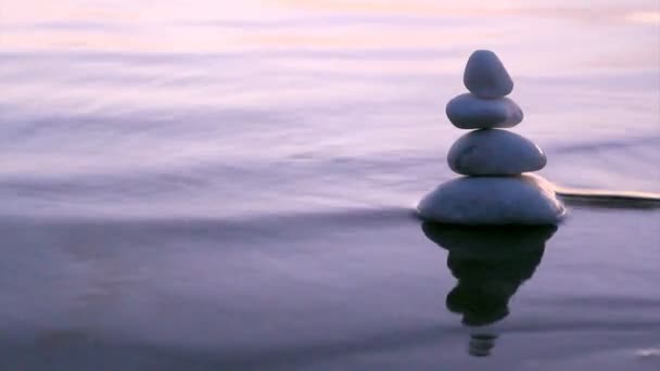 Kameny v Zen styl a mořské vlny