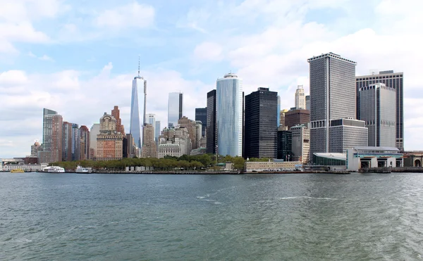 Crepuscolo mentre il sole tramonta su Lower Manhattan. Famosa New York l — Foto Stock