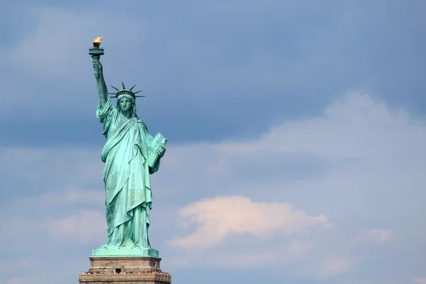 Crepuscolo mentre il sole tramonta su Lower Manhattan. Famosa New York l — Foto Stock