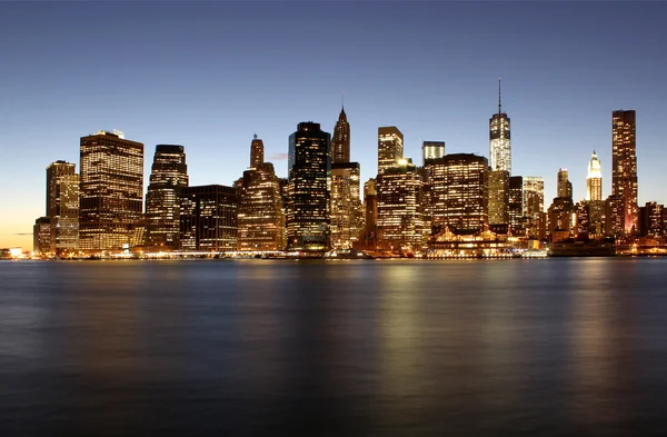 Twilight as the sun sets over Lower Manhattan. Famous New York l — Stock Photo, Image