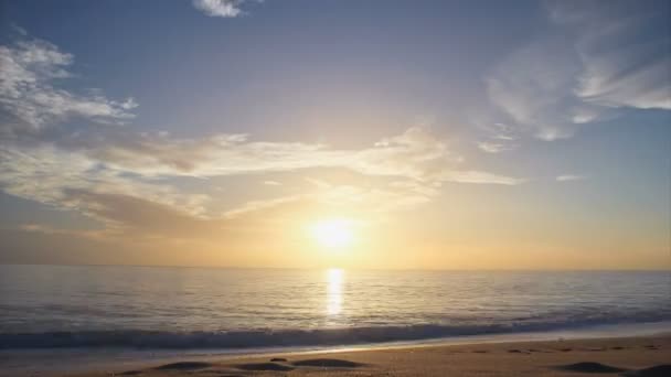 Beau coucher de soleil timelapse avec nuages et mer. Algarve, Portugal .