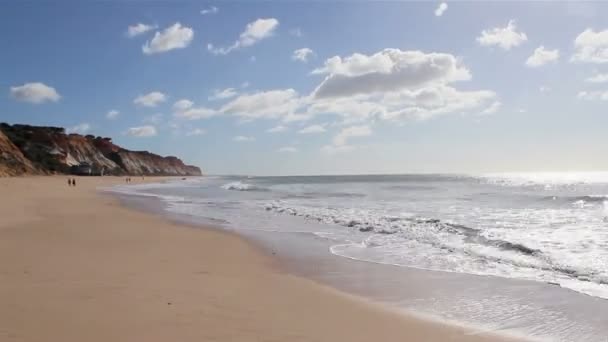 Beau timelapse avec nuages et mer. Plage de destination célèbre, Algarve, Portugal . — Video