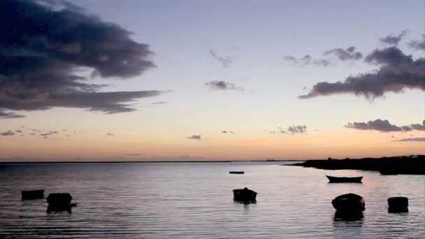 Pôr do sol em Olhão da Restauração, município e comunidade urbana da região algarvia do sul de Portugal e importante porto de pesca . — Vídeo de Stock