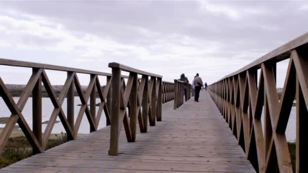 Voetgangersbrug over ria formosa post naar beroemde quinta lago strand, algarve. Portugal — Stockvideo