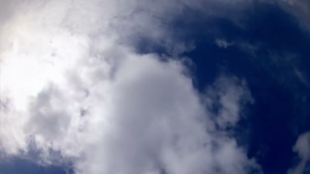 Wolkenbild von unten im Zeitraffer — Stockvideo