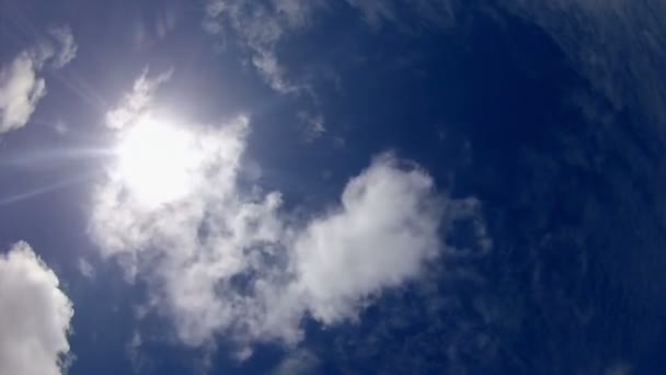 Wolkenbild von unten im Zeitraffer — Stockvideo