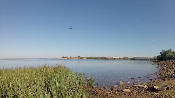 航空旅行-剪影视图的商用飞机降落在 faro 机场位于河口福尔摩沙，自然保护区。葡萄牙阿尔加维 — 图库视频影像