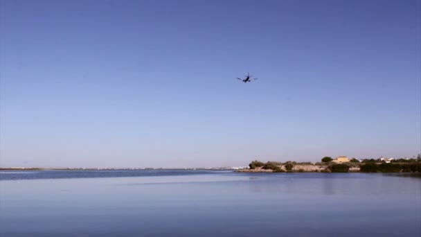 Voyages aériens - Vue sur la silhouette d'un avion commercial atterrissant à l'aéroport de Faro, situé à Ria Formosa, région naturelle de conservation. Algarve, Portugal — Video