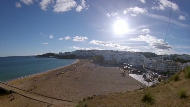 Pan timelapse albufeira rybáři beach, algarve, Portugalsko — Stock video
