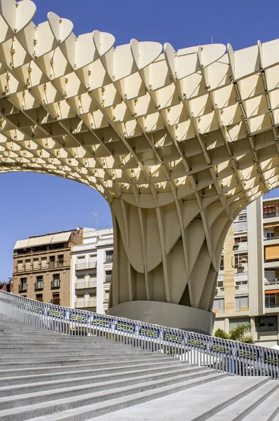 Metropol Parasol en Plaza de la Encarnación el 31 de mayo de 2014 en Sevilla, España . — Foto de Stock