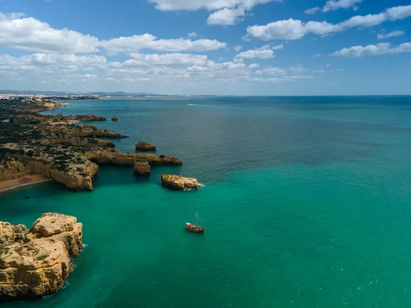 阿尔加维Barlavento岩石悬崖海岸的空中海景 是葡萄牙南部一个受欢迎的海滩目的地 — 图库照片