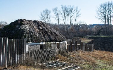 Bahçedeki eski Ukrayna köylü ahırı