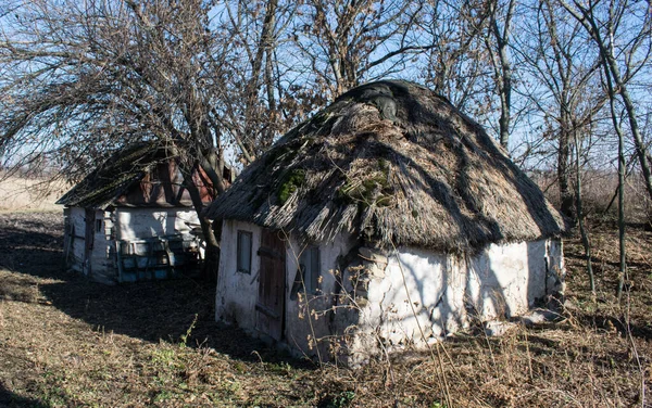 庭の古いウクライナの農民納屋 — ストック写真