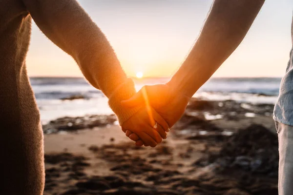 nişanlı çift elele