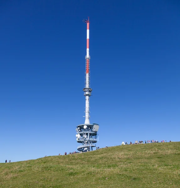 Telekommunikationen står hög — Stockfoto