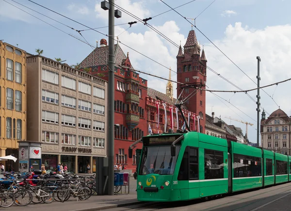 Grüne Straßenbahn in basel — Stockfoto