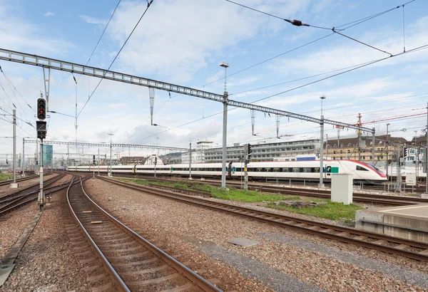 Treno passeggeri in partenza dalla stazione centrale di Zurigo — Foto Stock