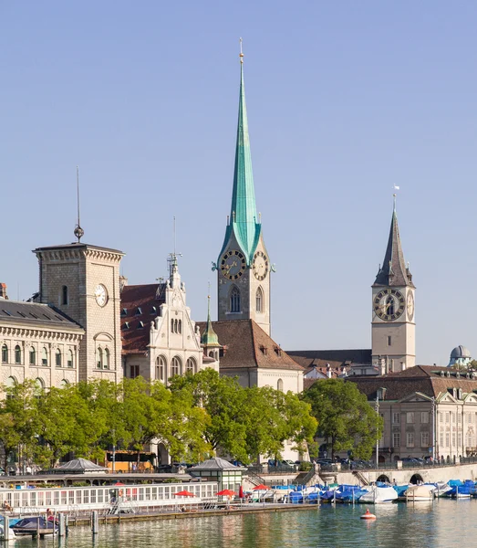 Zurich, Fraumünster, Stadthaus and St. Peter Church — ストック写真