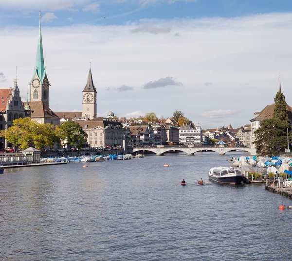 Zurich, pemandangan di sepanjang sungai Limmat — Stok Foto