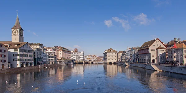 Paysage urbain de Zurich avec lampes d'éclairage de Noël — Photo