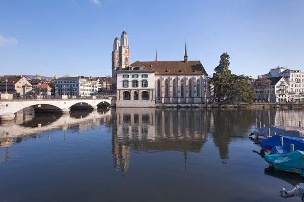 チューリッヒ、素晴らしい大聖堂、水の教会 — ストック写真