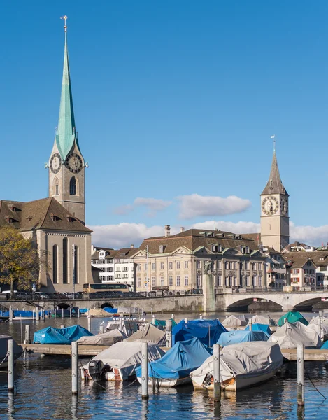 Zurich, Lady Minster y la Iglesia de San Pedro —  Fotos de Stock