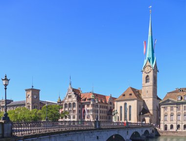 Zürih, bayraklarıyla süslenmiş Bayan minster