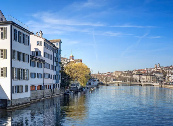 Zurique paisagem urbana, vista ao longo do rio Limmat — Fotografia de Stock