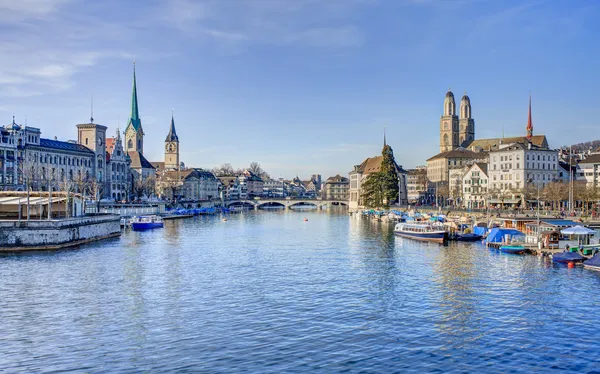 Zurique paisagem urbana - vista ao longo do rio Limmat — Fotografia de Stock