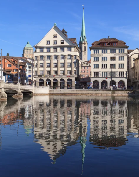 Zurich, paisaje urbano con la Biblioteca Central y las torres de la Universidad — Foto de Stock