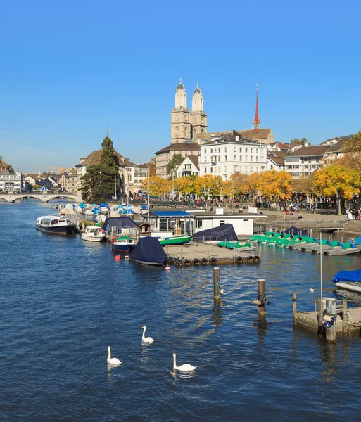 Zurique, o rio Limmat e o Grande Minster — Fotografia de Stock