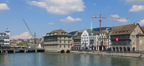 Zürich - Blick über den Limmatfluss mit dem Hafenkran — Stockfoto