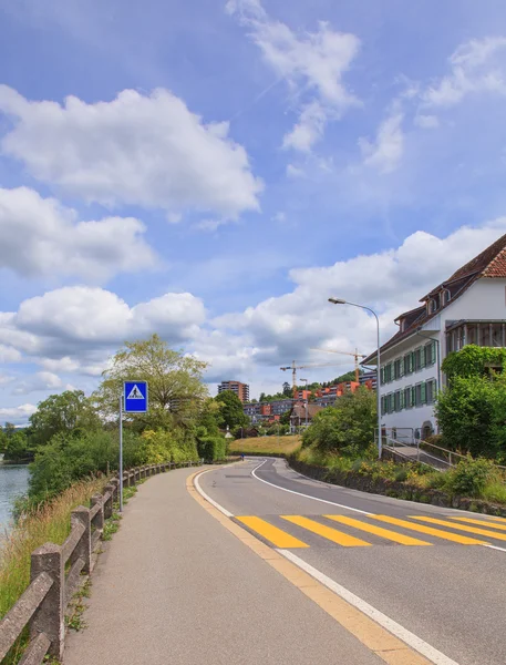 Δρόμο στην Ελβετία, πόλη zug στο παρασκήνιο — Φωτογραφία Αρχείου