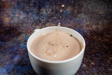 Kahvaltıda bir kase süt.