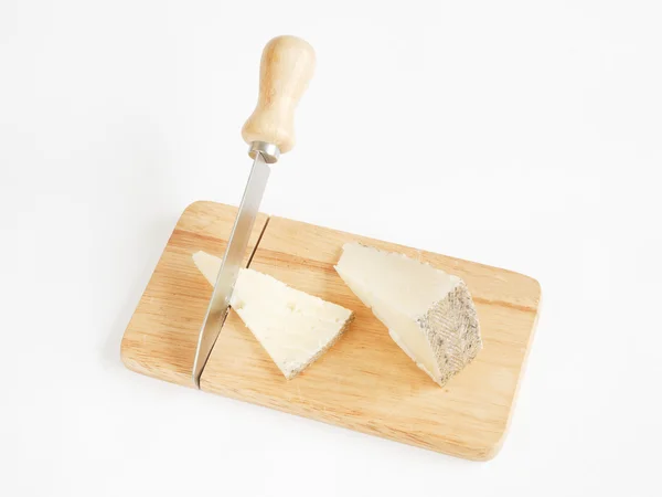 Ovčí sýr s nožem na dřevo — Stock fotografie