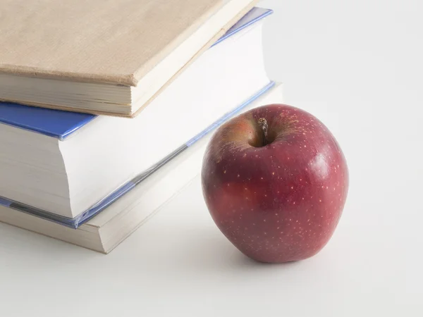 Książki z jabłkiem — Zdjęcie stockowe