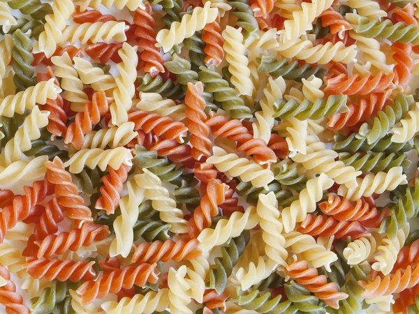 Färgade fusilli pasta — Stockfoto