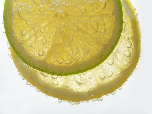 Lemon an lime with bubbles — Stock Photo, Image