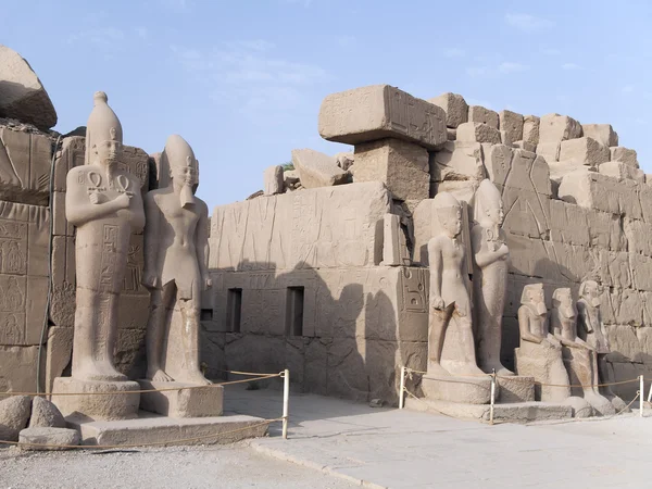 Estátuas do faraó do Antigo Egito em Luxor Karnak — Fotografia de Stock