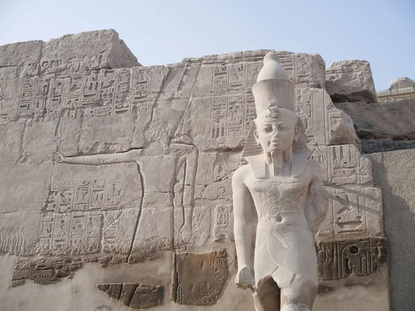Estátuas do faraó do Antigo Egito em Luxor Karnak — Fotografia de Stock