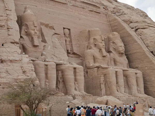 Přední pohled na chrám krále Ramesse ii v Abú simbel — Stock fotografie